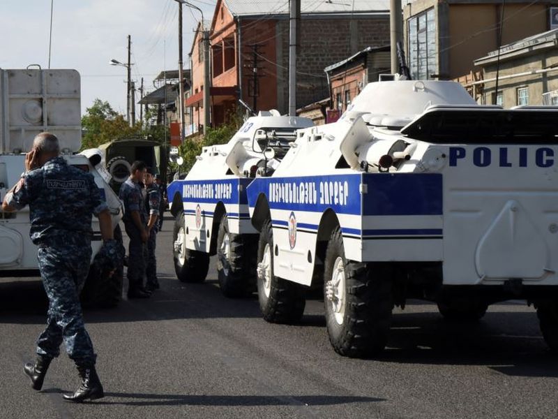 Ереван: двое человек освобождены в ходе спецоперации, один полицейский погиб