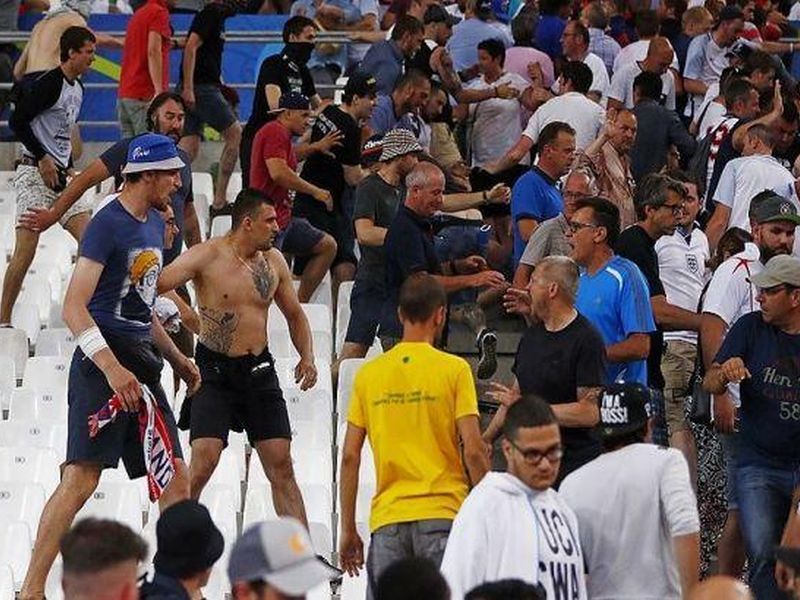 Евро-2016: три российских фаната получили тюремные сроки за беспорядки в Марселе