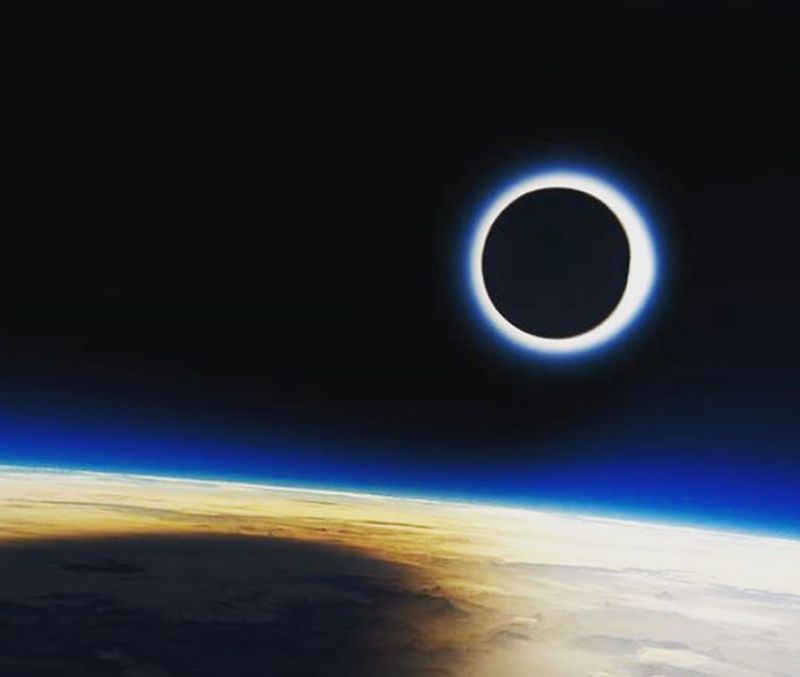 В сети появились первые фото Солнечного затмения