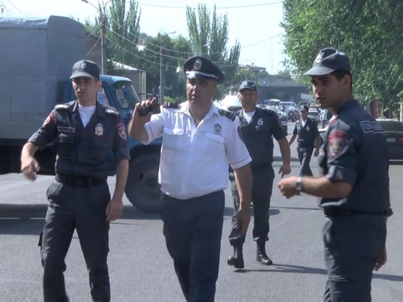 В Ереване из захваченного здания полиции отпустили ещё двух заложников