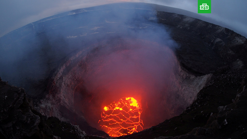 Ад на Земле: вулкан на Гавайях засняли с неба (видео)