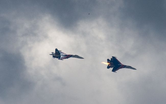 Фото - В небе столкнулись два военных истребителя: первые кадры