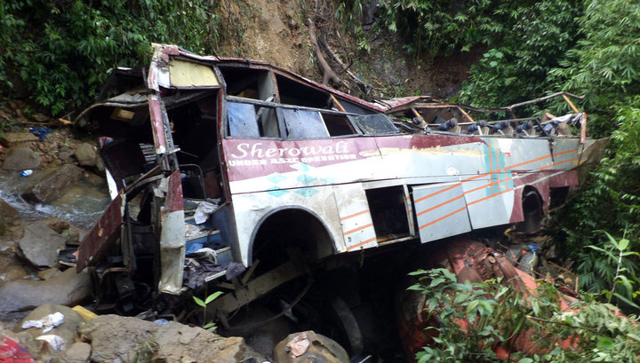 Автобус с детьми рухнул в ущелье: 30 погибших