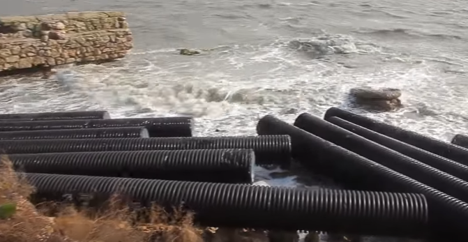 В сети появилось видео разбросанных штормом труб Керченского моста