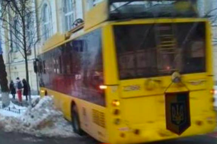 "Вылетел с трассы": В Киеве у троллейбуса отказали тормоза 