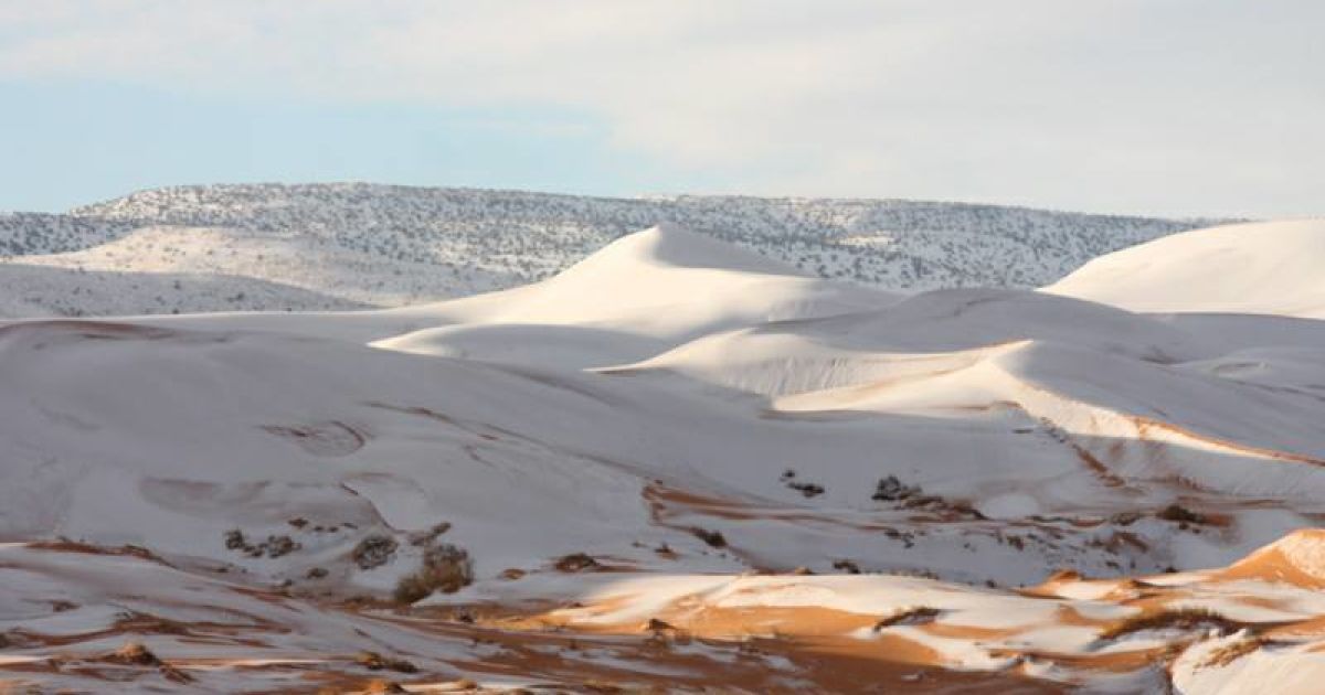 Самую жаркую пустыню мира засыпало снегом: невероятные фото