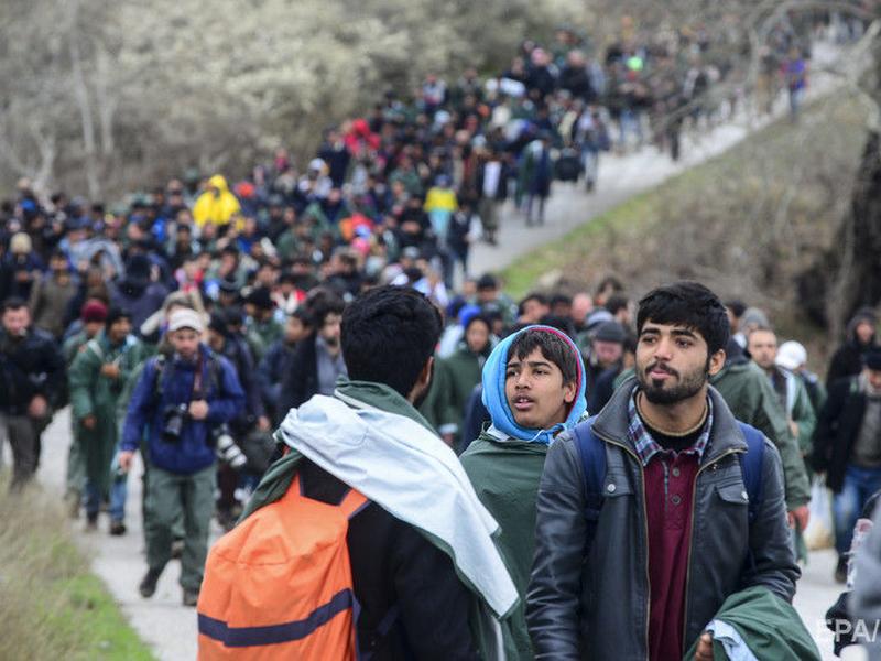 Сотни беженцев прорвались из Греции в Македонию