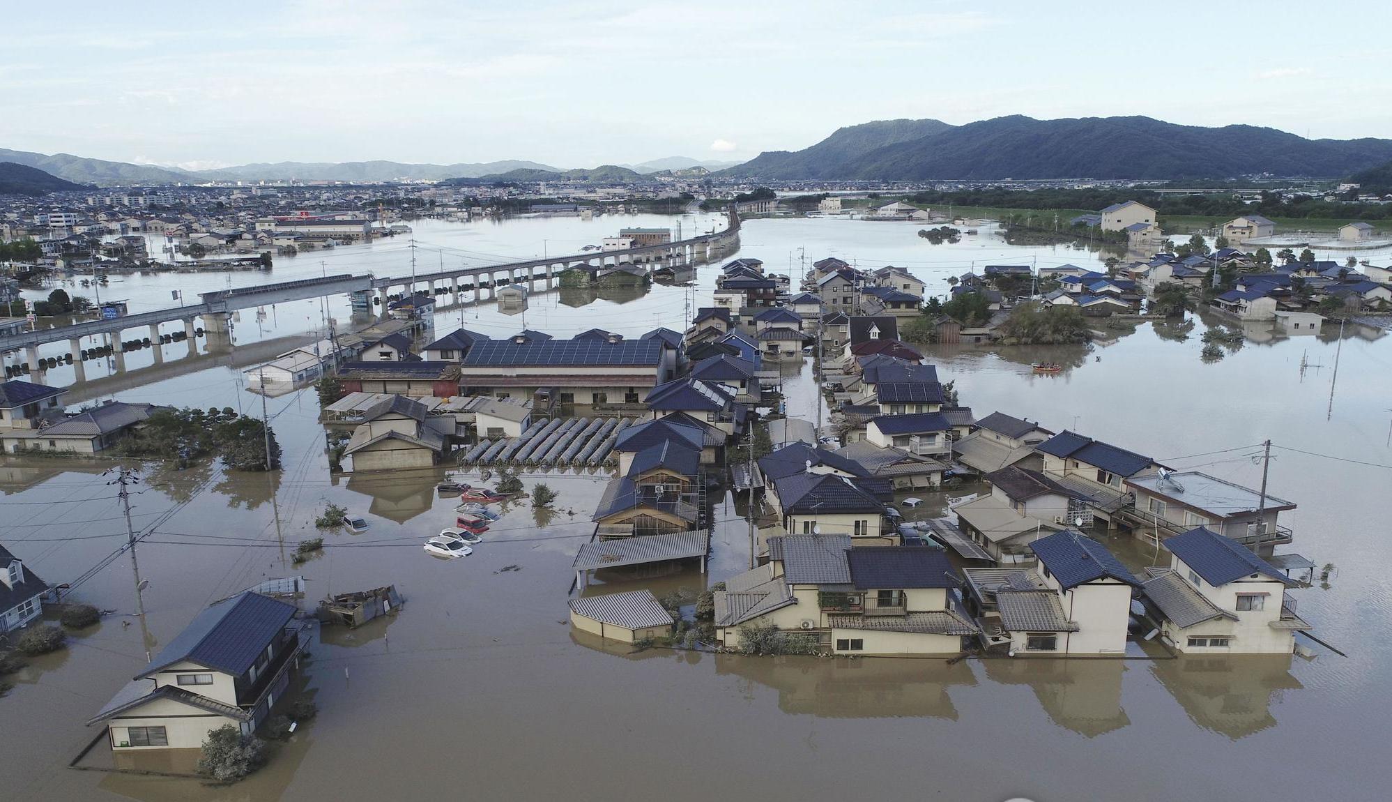 Японию смывает водой: погиб уже 141 человек (фото, видео)