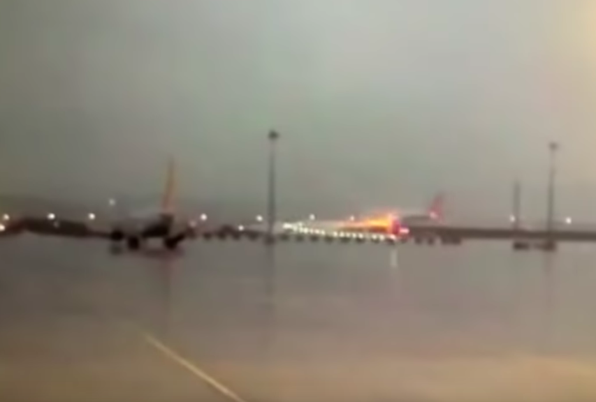 фото - кадр жесткой посадки самолета в Стамбуле