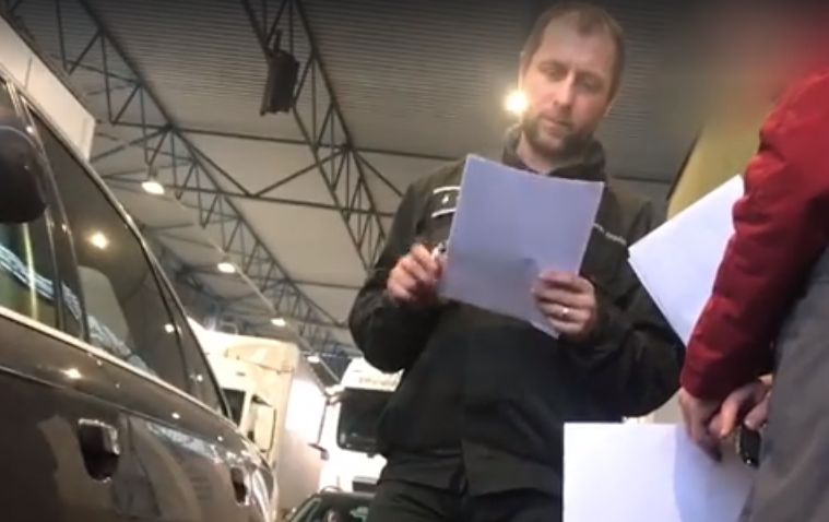 Журналист из Украины снял на видео, как словацкий таможенник требует взятку