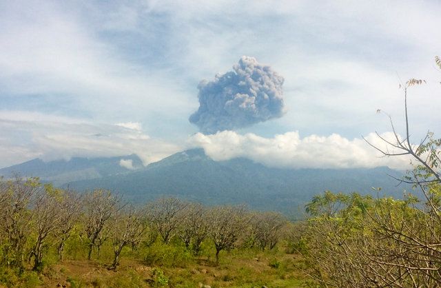 Извержение вулкана в Индонезии: власти разыскивают 389 пропавших туристов