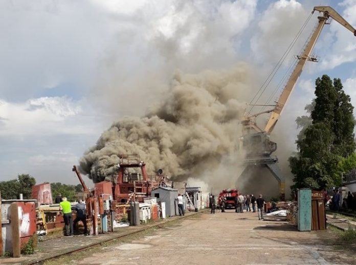 Фото - Опубликовано видео пожара на бывшем заводе Порошенко