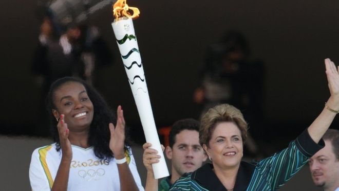Дилма Русеф во время зажжения олимпийского огня в мае 2016 года