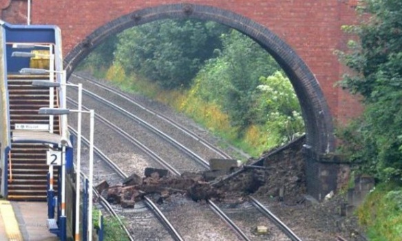 В Англии обрушился железнодорожный мост