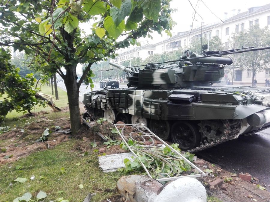 Во время репетиции парада в Минске танк врезался в дерево и сбил столб