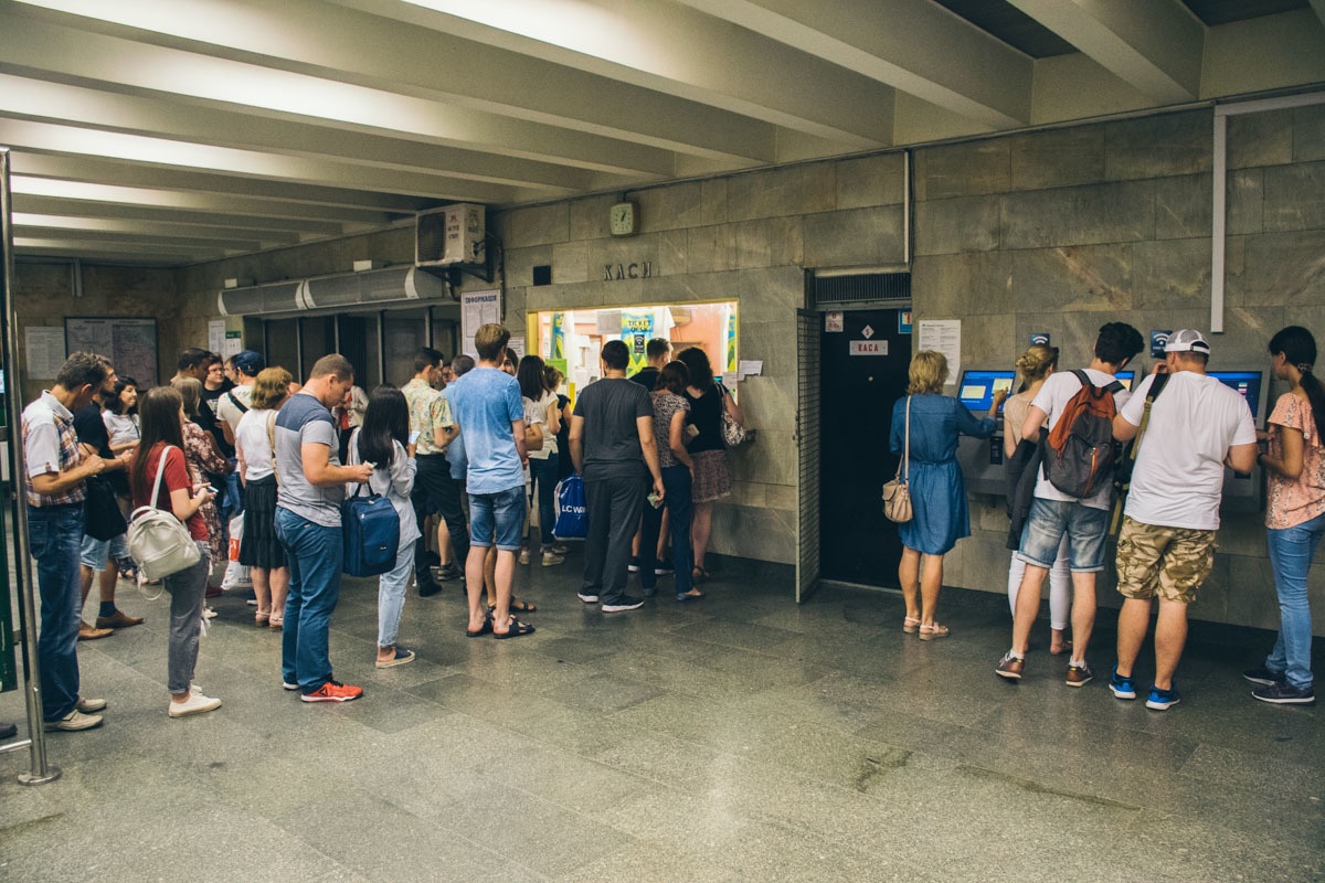 Из-за подорожания проезда в киевском метро выросли огромные очереди за проездными