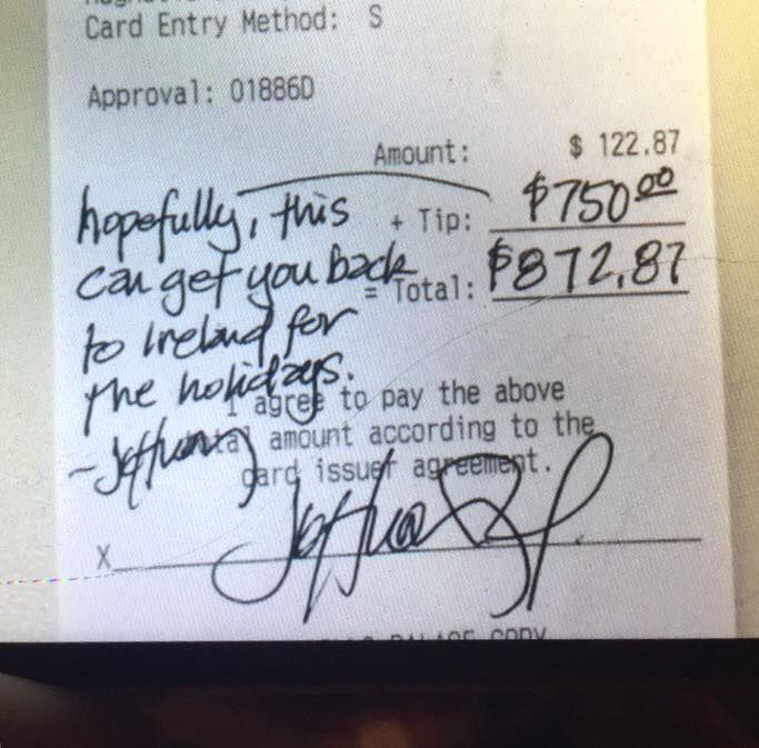В США растроганный мужчина оставил официанту 750 долларов чаевых