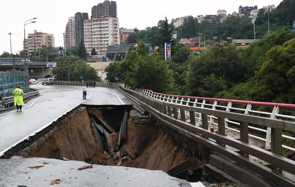 Фото - В Сочи обрушился мост