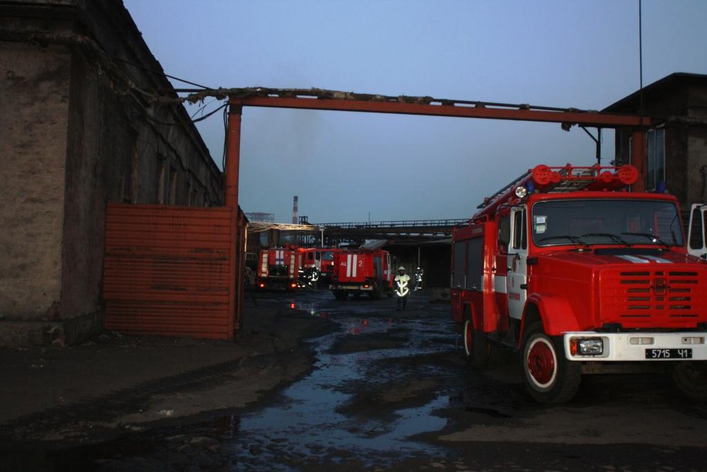 В Вознесеновском районе Запорожья утром произошел пожар на заводе по переработке шин.