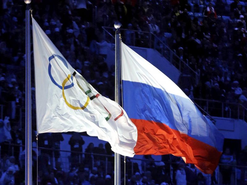 МОК призвал прекратить подготовку к международным соревнованиям в России