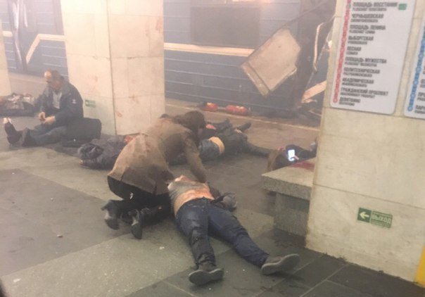 На фото  - взрыв в метро Санкт-Петербурга
