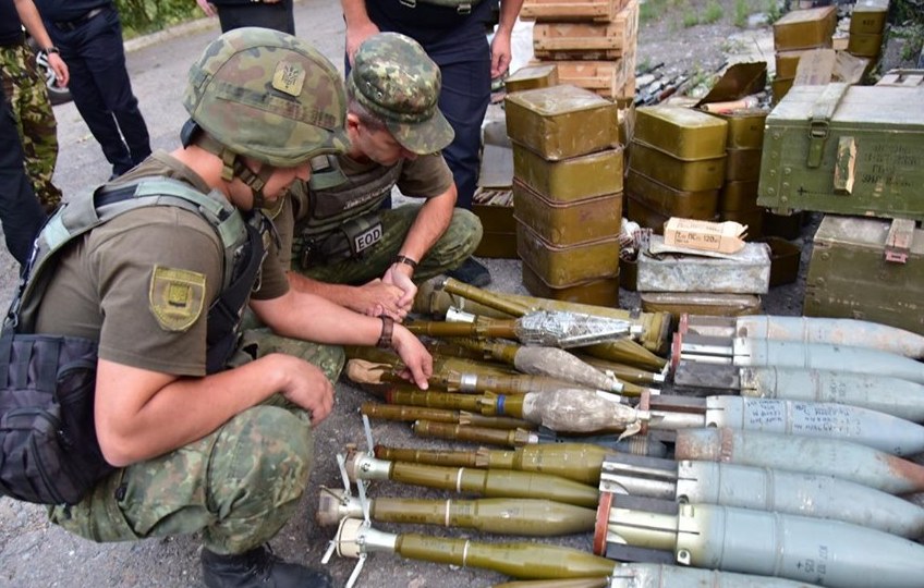 Фото - на Донбассе добробаты сдали оружие правоохранителям