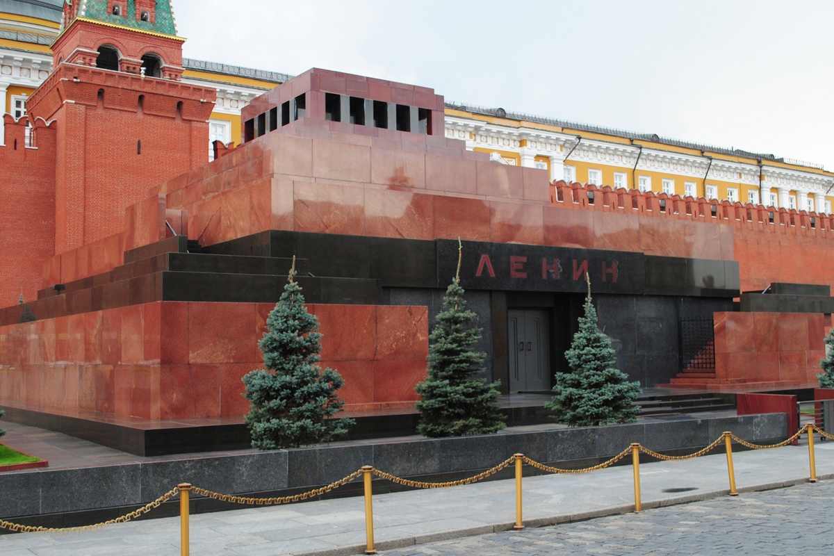 "Святые мощи" Ленина: Путину предложили адекватную кандидатуру для мавзолея