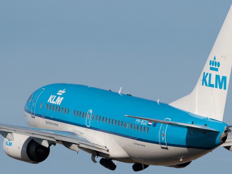 Пассажир KLM перепутал дверь самолета с туалетом