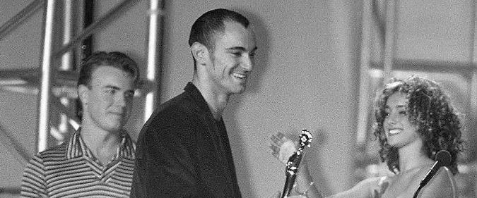 На фото Роберт Майлз получает награду Brit Awards в 1997 году