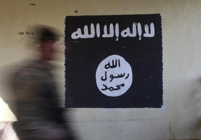 На фото черно-белая эмблема ИГИЛ