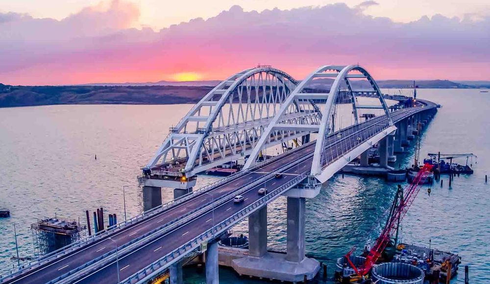 Кусок Крымского моста отвалился: все подробности