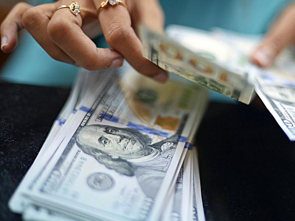 Россия остается лидером по объемам денежных переводов в Украину