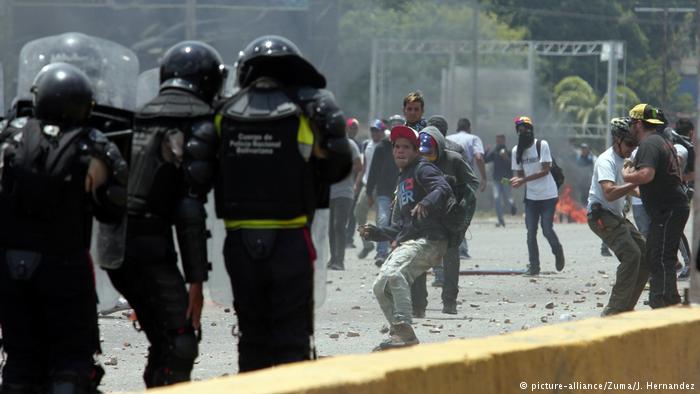 На фото беспорядки в Каракасе