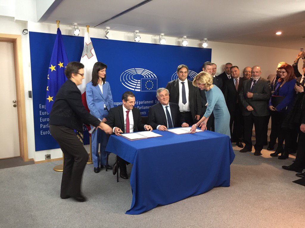 На фото момент подписания соглашения о либерализации визового режима с ЕС