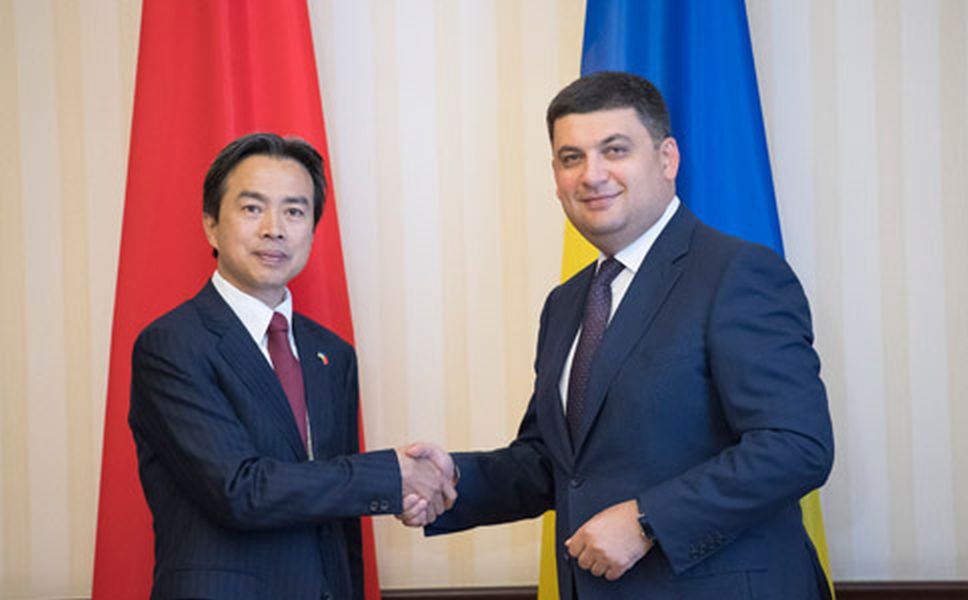 Посол Китая в Украине Ду Вей и премьер-министр Украины Владимир Гройсман