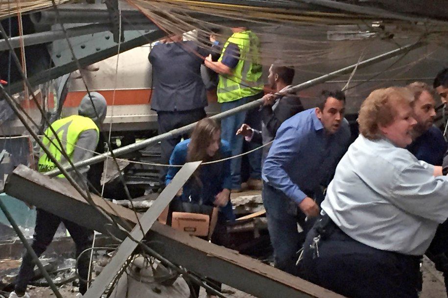 В США поезд въехал в здание вокзала: более 100 пострадавших