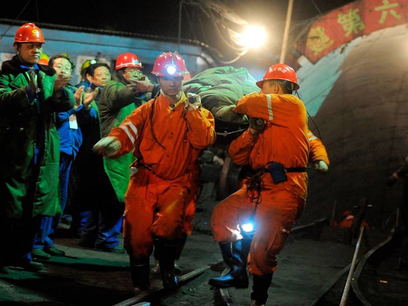 Китай: 12 шахтеров погибли под землей от взрыва метана, одного удалось спасти