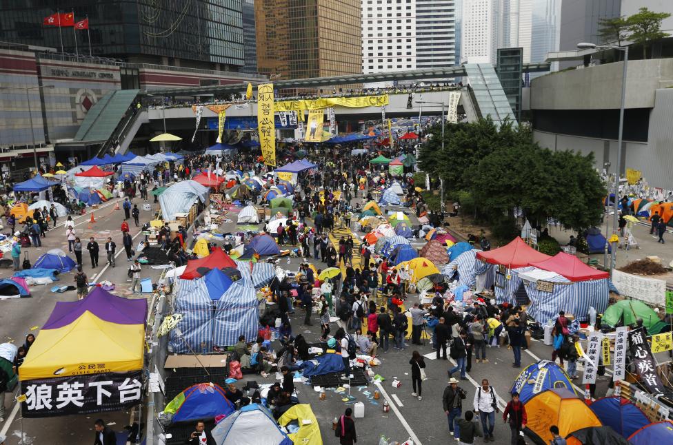 Протесты в Гонконге завершаются расчисткой баррикад