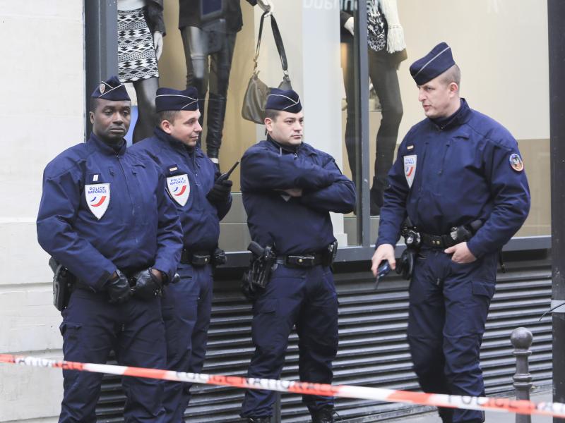 Во Франции мужчина с молотком напал на прохожих, ранены две женщины
