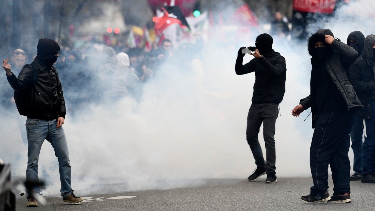 Фото силового разгона демонстрации полицией с применением слезоточивого газа