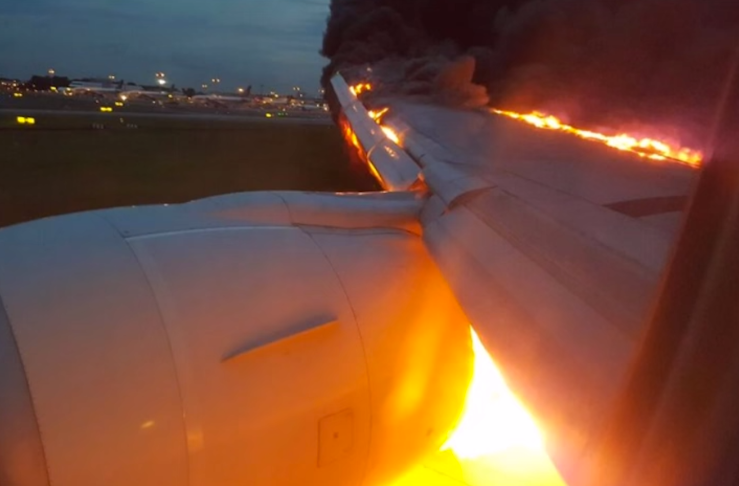 фото - загорелся двигатель самолета