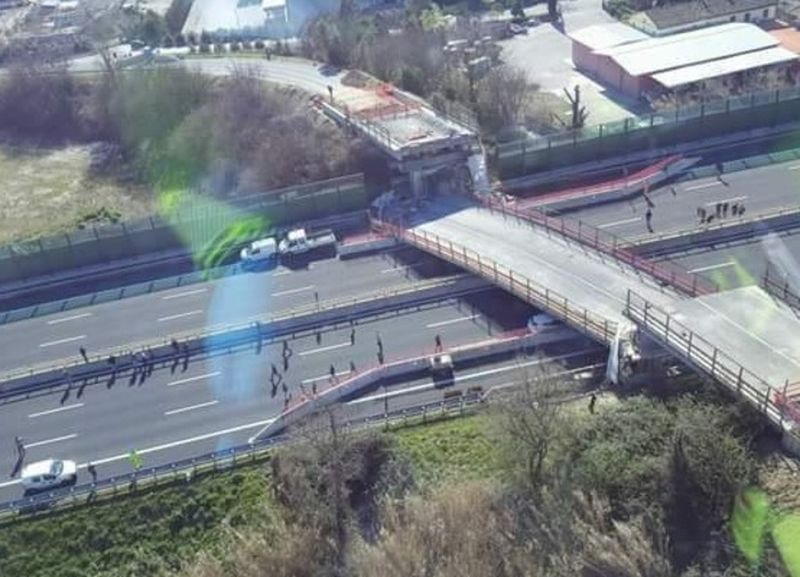 В Италии обвалился автомобильный мост: есть жертвы