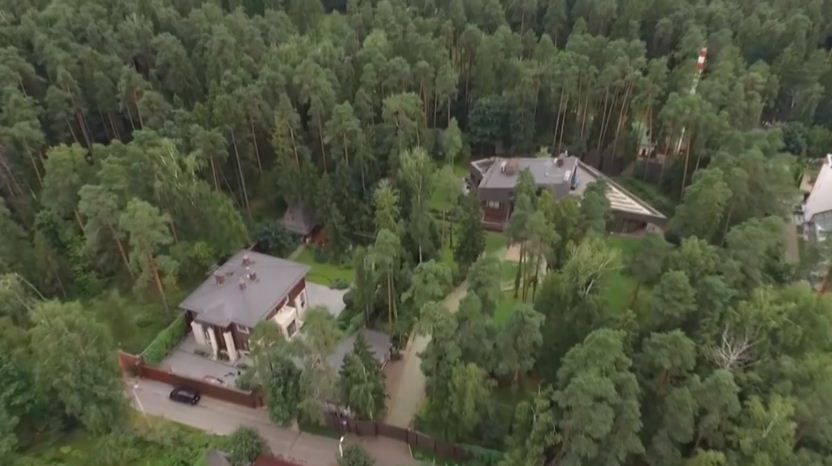 В сети появилось видео дома в Подмосковье, в котором живёт Янукович, снятое с беспилотника