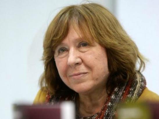 Порошенко поздравил писательницу Алексиевич с получением Нобелевской премии
