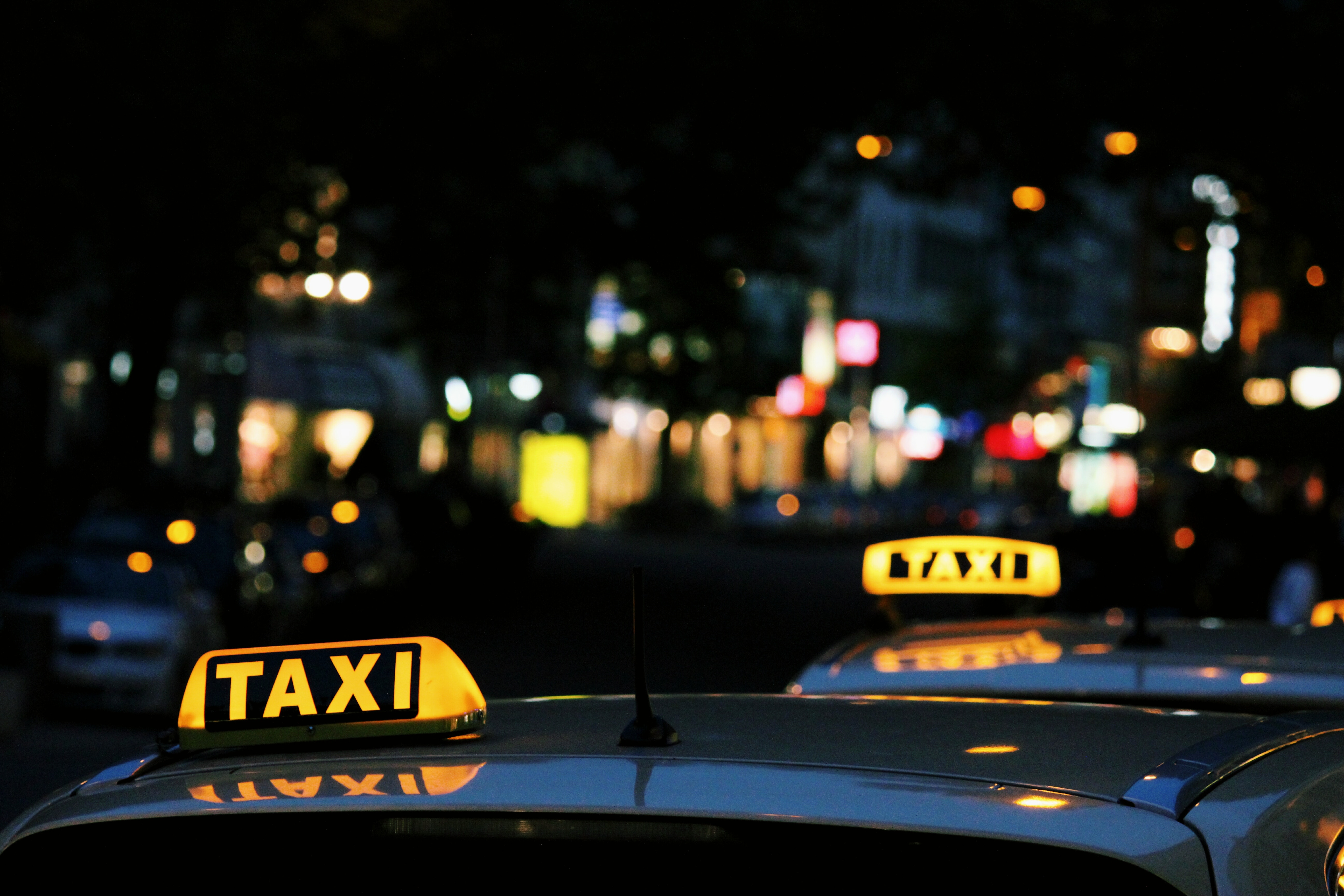 Такси на Новый год: службы массово поднимают цены