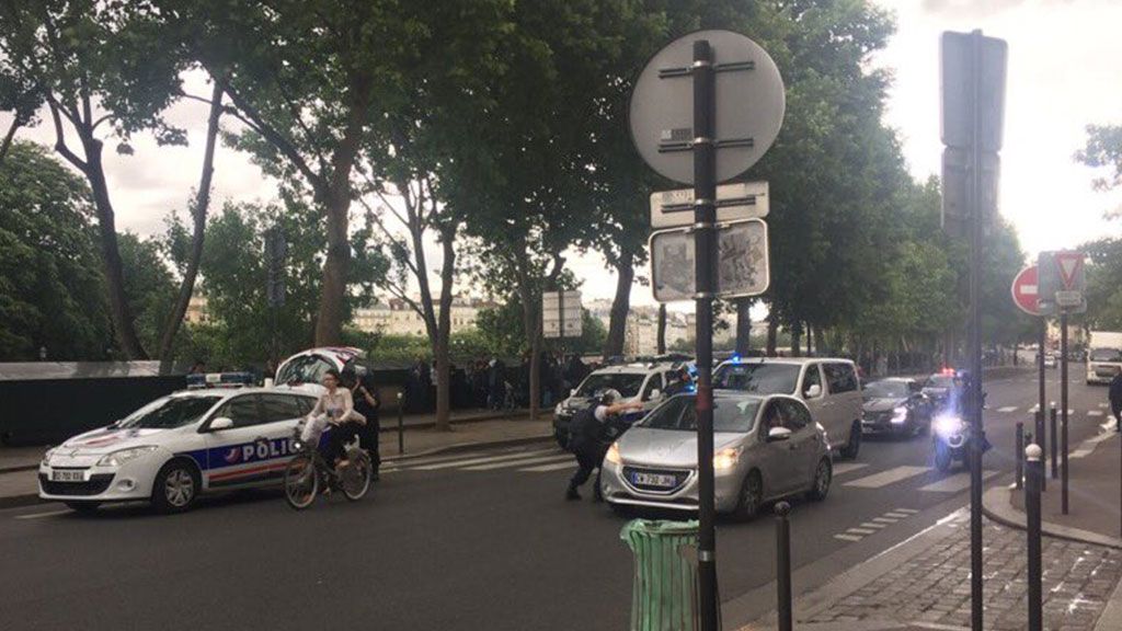В Париже правоохранители проводят спецоперацию у собора Нотр-Дам