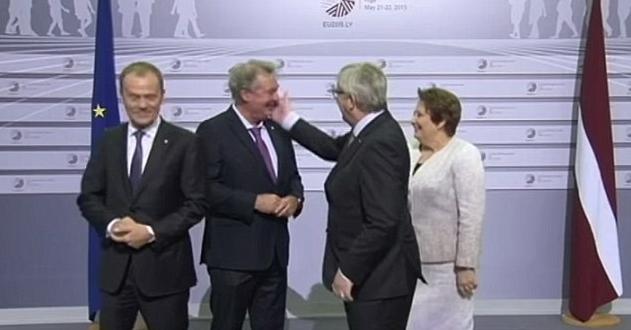 Глава Еврокомиссии Юнкер сильно удивил своим поведением на саммите в Женеве