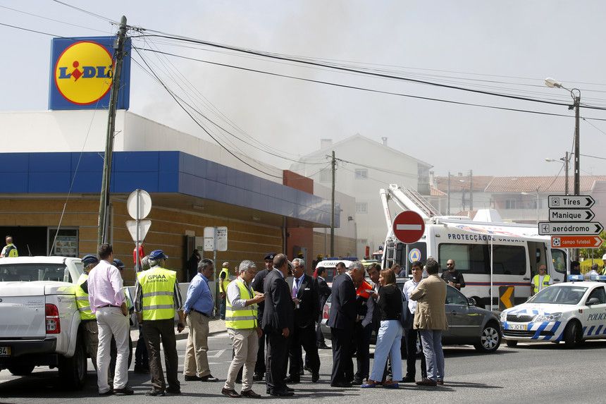 В Португалии в жилом районе упал самолёт, есть жертвы
