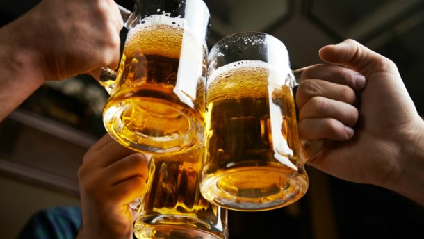 Ученые рассказали, как употребление алкоголя поможет изучать иностранные языки