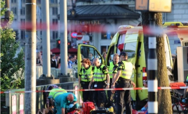 Автомобиль въехал в толпу людей у центрального вокзала Амстердама: сбил восемь человек